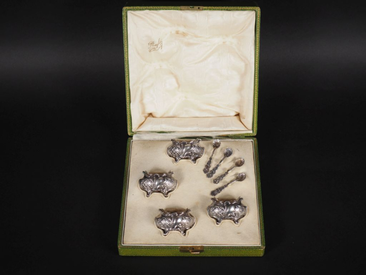 Suite de quatre salerons et pelles à sel de style Louis XV en argent 9