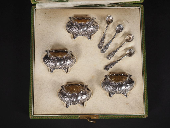 Suite de quatre salerons et pelles à sel de style Louis XV en argent 9