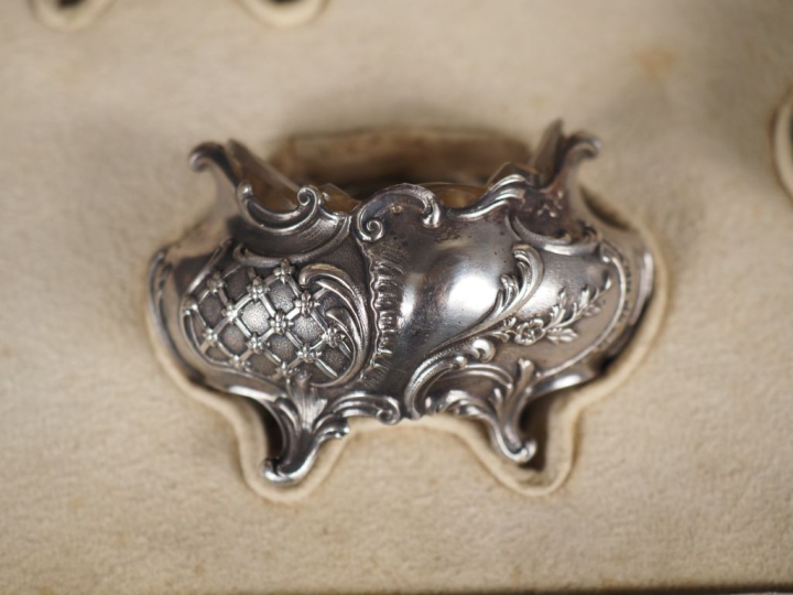 Suite de quatre salerons et pelles à sel de style Louis XV en argent 9