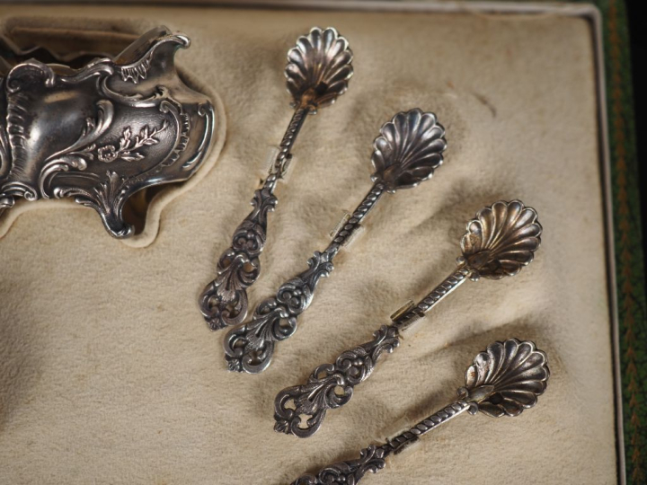 Suite de quatre salerons et pelles à sel de style Louis XV en argent 9