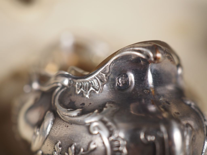 Suite de quatre salerons et pelles à sel de style Louis XV en argent 9