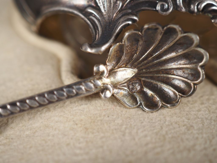 Suite de quatre salerons et pelles à sel de style Louis XV en argent 9