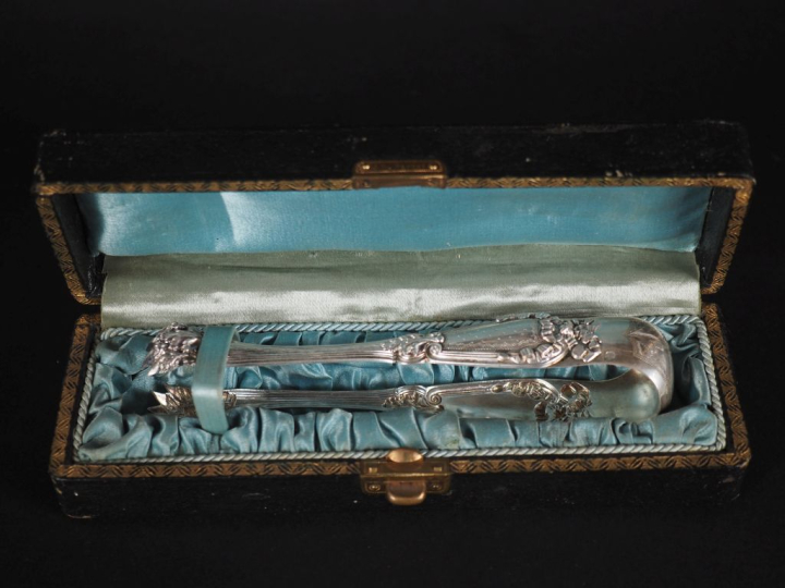 Pince à sucre de style Louis XVI en argent 925, poinçon Minerve, à déc