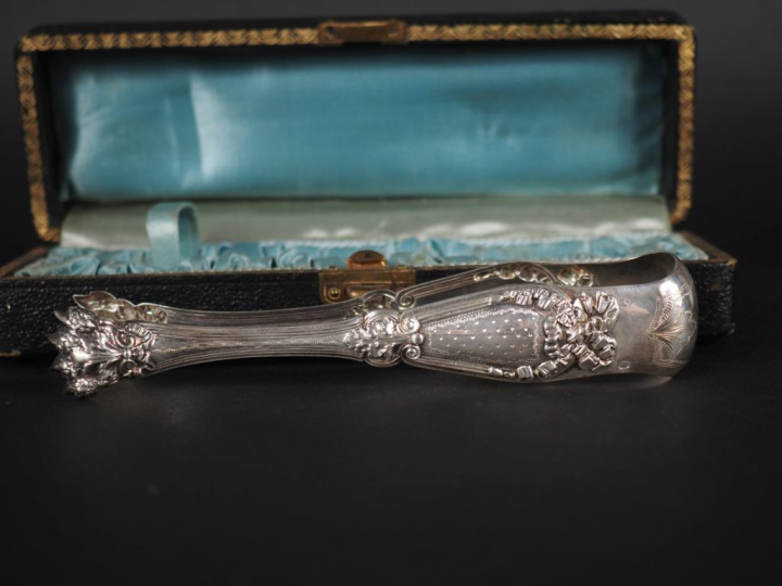 Pince à sucre de style Louis XVI en argent 925, poinçon Minerve, à déc