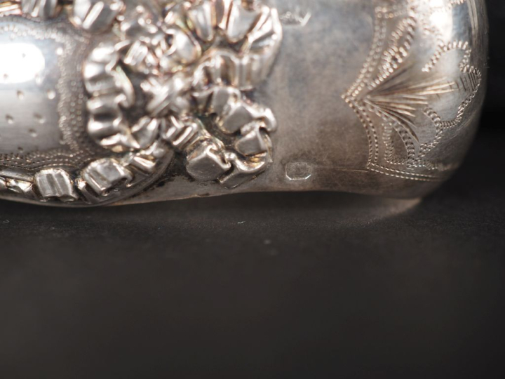 Pince à sucre de style Louis XVI en argent 925, poinçon Minerve, à déc