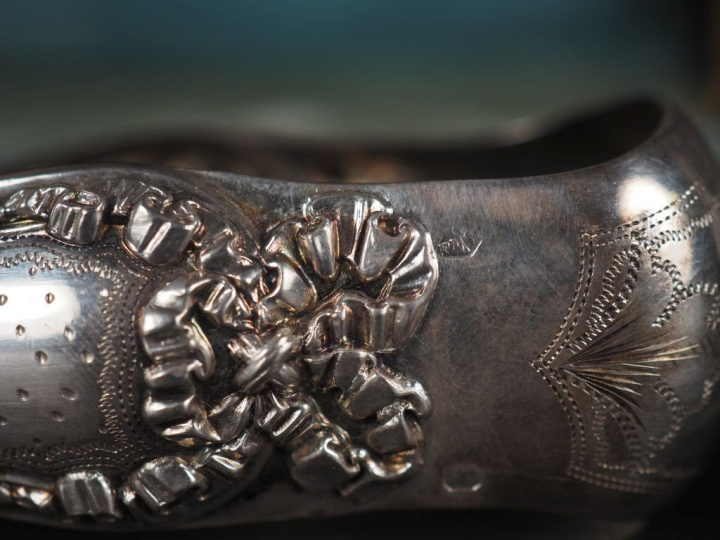 Pince à sucre de style Louis XVI en argent 925, poinçon Minerve, à déc