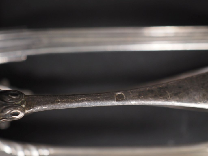 Ensemble comprenant :  - une cuillère à saupoudrer en argent 925, poin