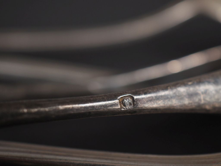 Ensemble comprenant :  - une cuillère à saupoudrer en argent 925, poin