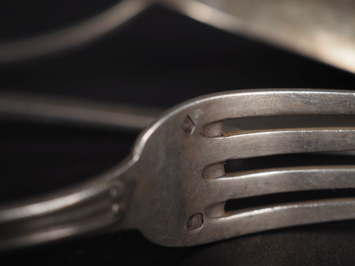 Ensemble comprenant :  - une cuillère à saupoudrer en argent 925, poin