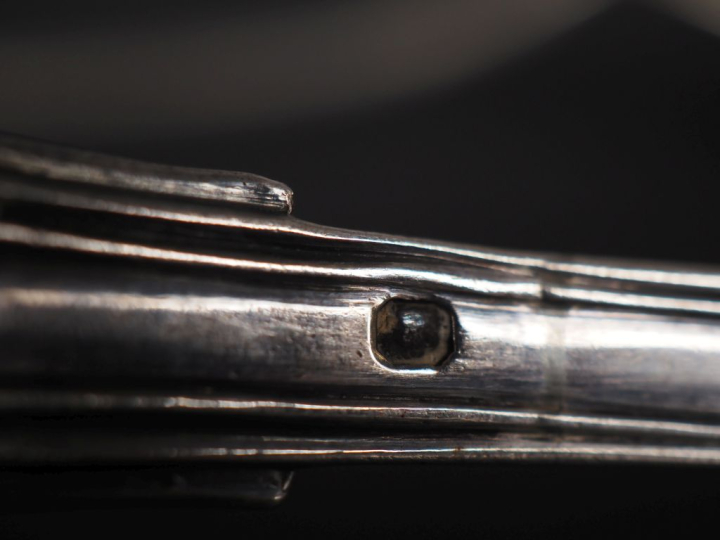 Ensemble comprenant :  - une cuillère à saupoudrer en argent 925, poin