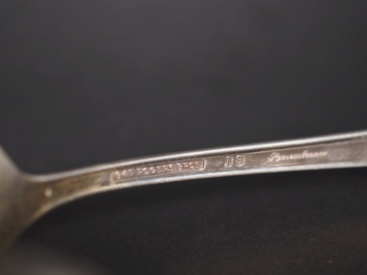 Ensemble comprenant :  - une cuillère à saupoudrer en argent 925, poin