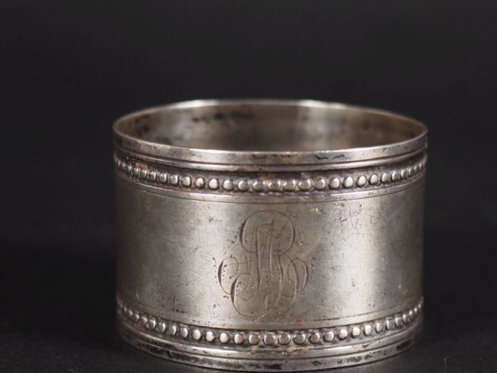 Rond de serviette en argent 925, poinçon Minerve, à décor de rangs de 