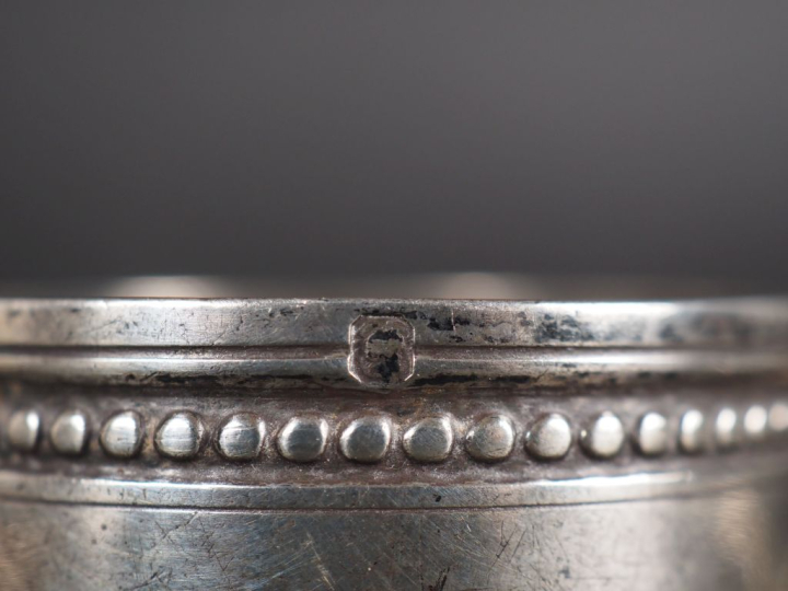Rond de serviette en argent 925, poinçon Minerve, à décor de rangs de 
