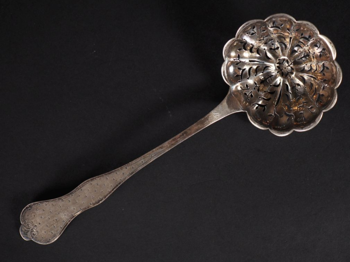 Cuillère à saupoudrer en argent 925, poinçon Minerve, à décor de semi 