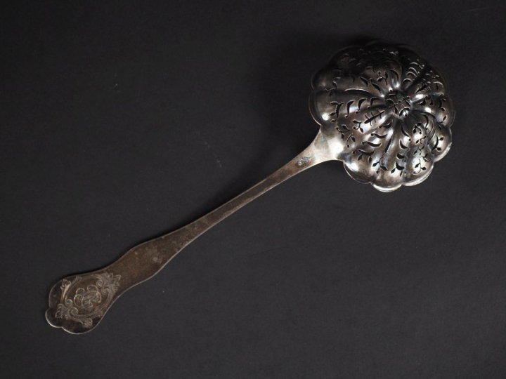 Cuillère à saupoudrer en argent 925, poinçon Minerve, à décor de semi 