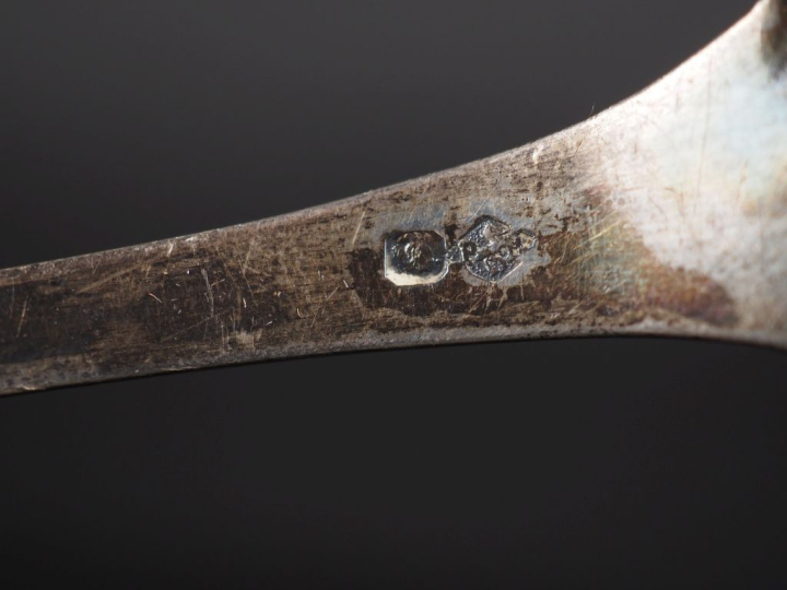 Cuillère à saupoudrer en argent 925, poinçon Minerve, à décor de semi 