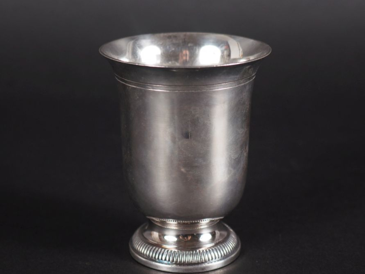 Timbale sur piédouche en argent 925, poinçon Minerve.  La base, à déco