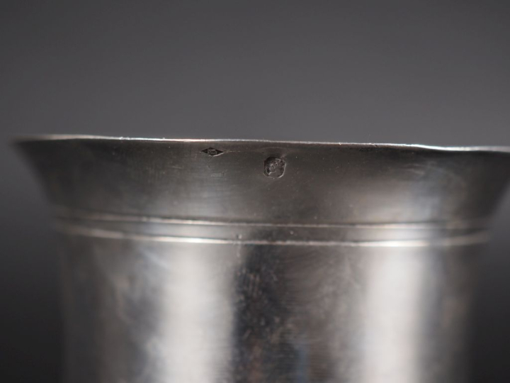Timbale sur piédouche en argent 925, poinçon Minerve.  La base, à déco