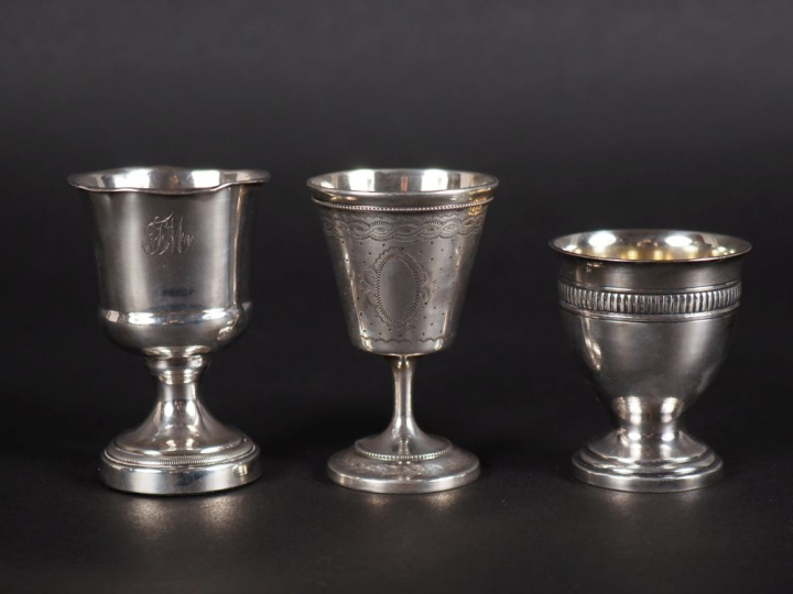 Ensemble comprenant :  - un coquetier Restauration en argent 950, poin