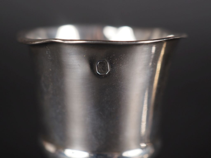 Ensemble comprenant :  - un coquetier Restauration en argent 950, poin