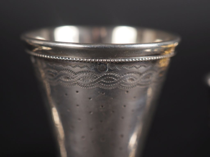 Ensemble comprenant :  - un coquetier Restauration en argent 950, poin