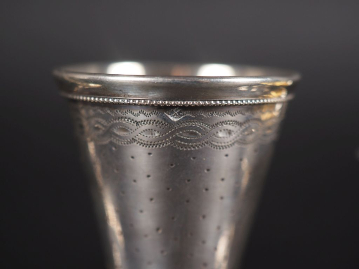 Ensemble comprenant :  - un coquetier Restauration en argent 950, poin