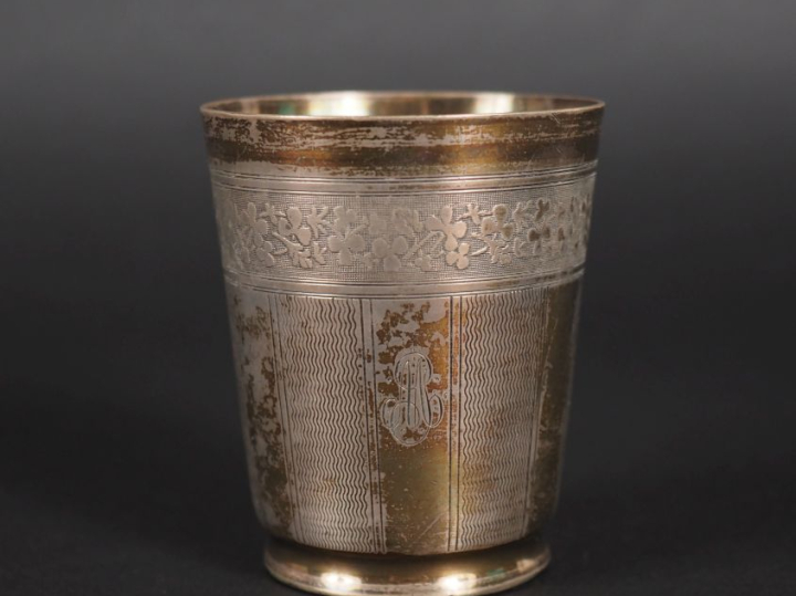 Timbale en argent 925, à décor guilloché et lisse alterné, agrémentée 