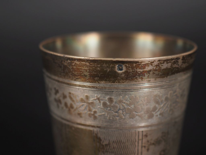 Timbale en argent 925, à décor guilloché et lisse alterné, agrémentée 
