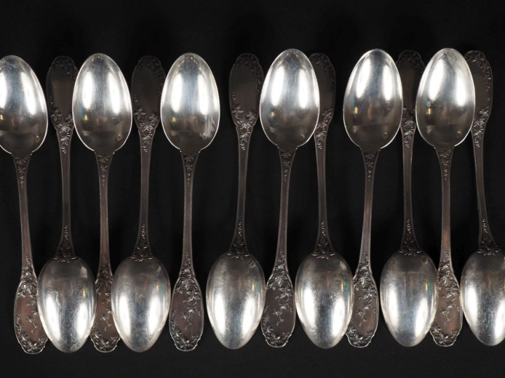 Suite de douze petites cuillères à café de style Louis XVI en argent 9