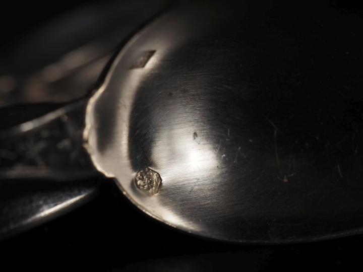 Suite de douze petites cuillères à café de style Louis XVI en argent 9