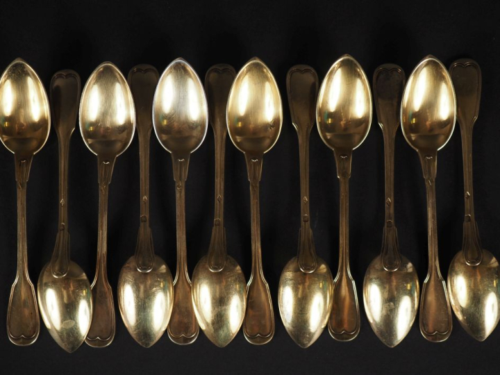 Suite de douze petites cuillères à moka en argent doré 925, poinçon Mi