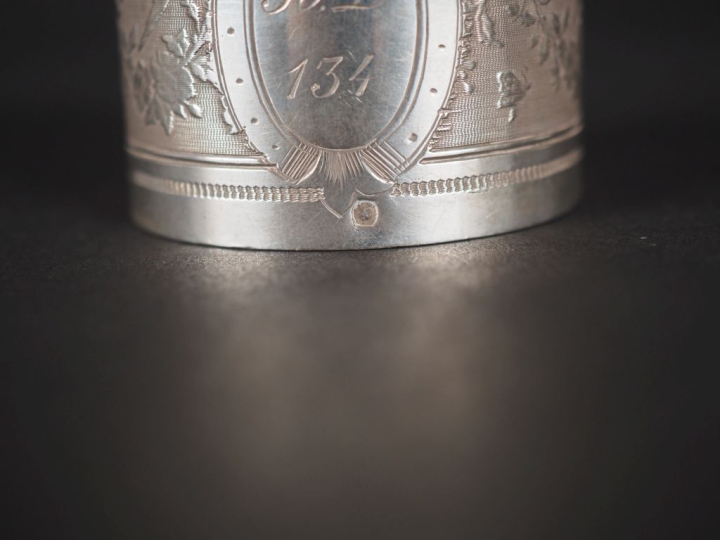 Rond de serviette en argent 925, poinçon Minerve, à décor de guirlande