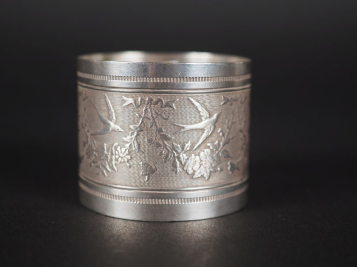 Rond de serviette en argent 925, poinçon Minerve, à décor de guirlande