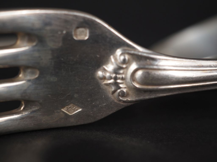 Deux grands couverts en argent 925, poinçon minerve, à décor de rincea