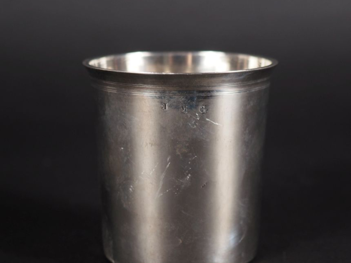 Timbale à fond plat en argent lisse 925, poinçon Minerve, à décor de m