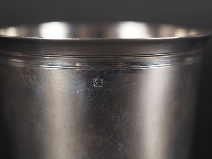Timbale à fond plat en argent lisse 925, poinçon Minerve, à décor de m