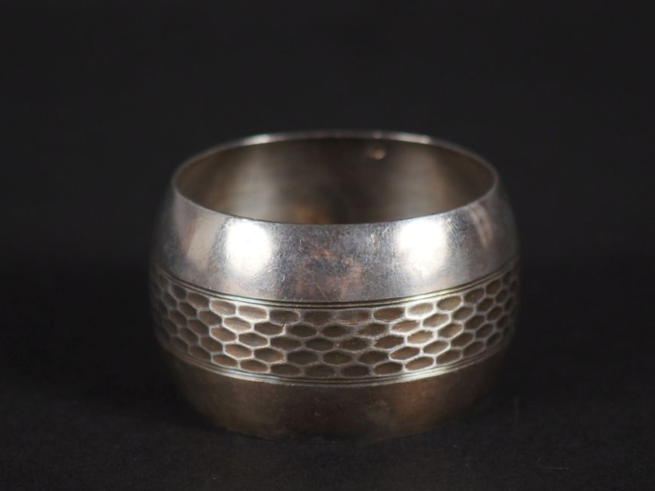 Rond de serviette en argent 925, poinçon Minerve, à décor martelé.  H.