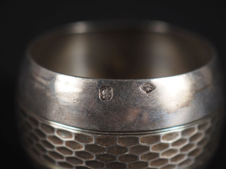 Rond de serviette en argent 925, poinçon Minerve, à décor martelé.  H.