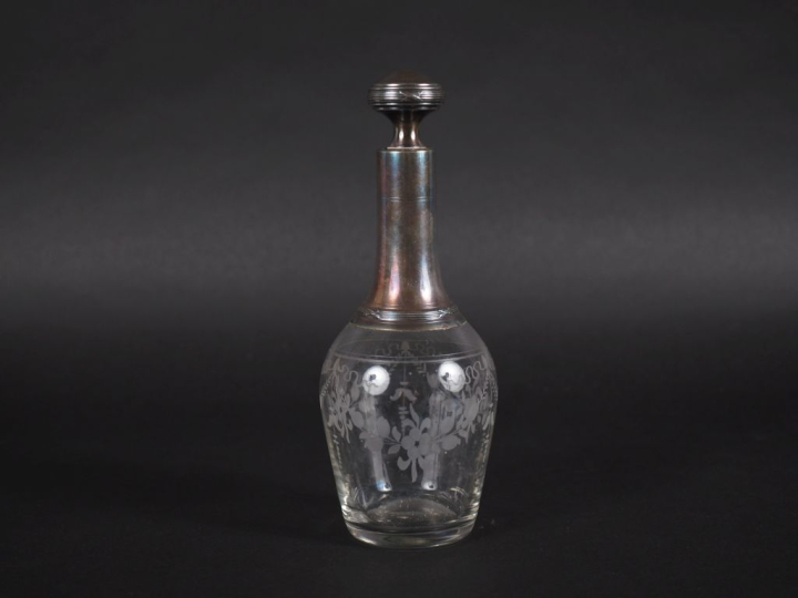 Flacon de style Louis XVI en verre gravé et argent 925, poinçon Minerv