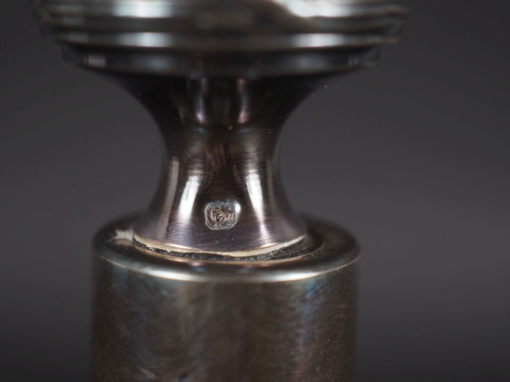 Flacon de style Louis XVI en verre gravé et argent 925, poinçon Minerv
