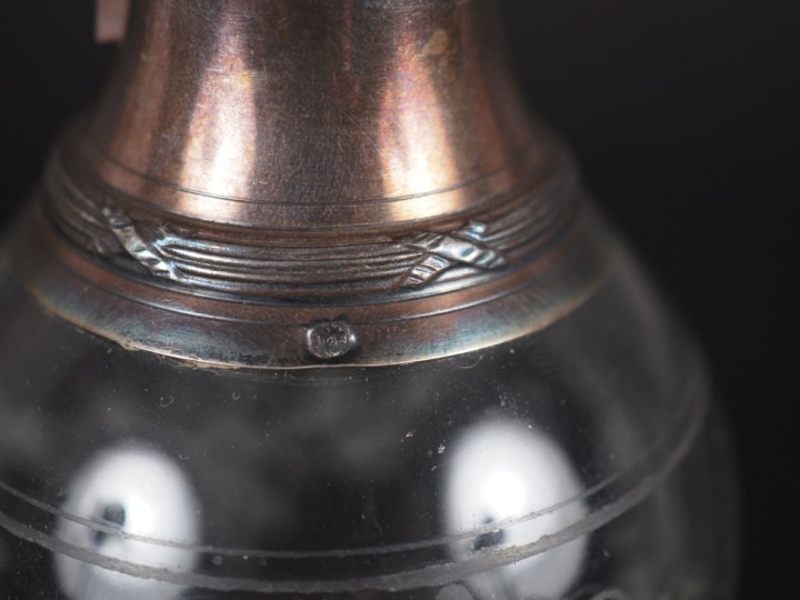 Flacon de style Louis XVI en verre gravé et argent 925, poinçon Minerv