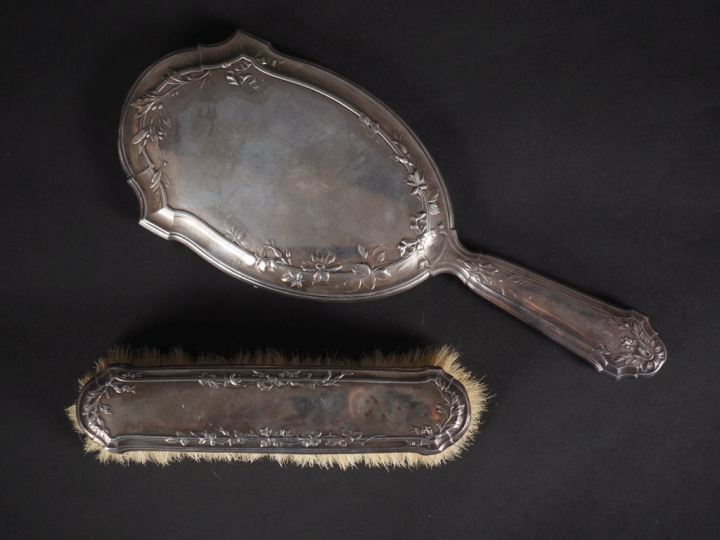 Un face à main et une brosse assortis de style Louis XVI en argent 925