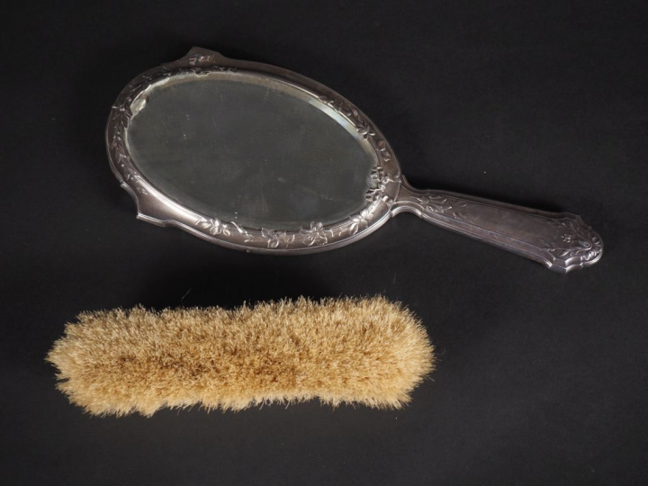 Un face à main et une brosse assortis de style Louis XVI en argent 925
