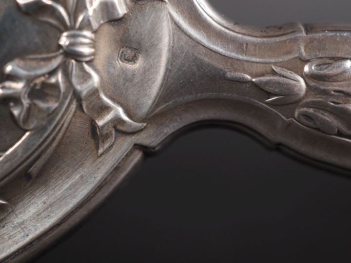 Un face à main et une brosse assortis de style Louis XVI en argent 925
