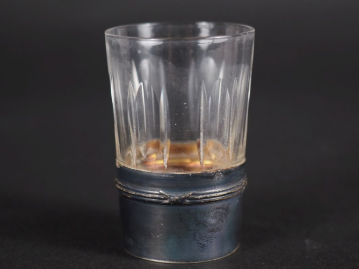 Suite de trois verres à liqueur en verre et argent 925, poinçon Minerv