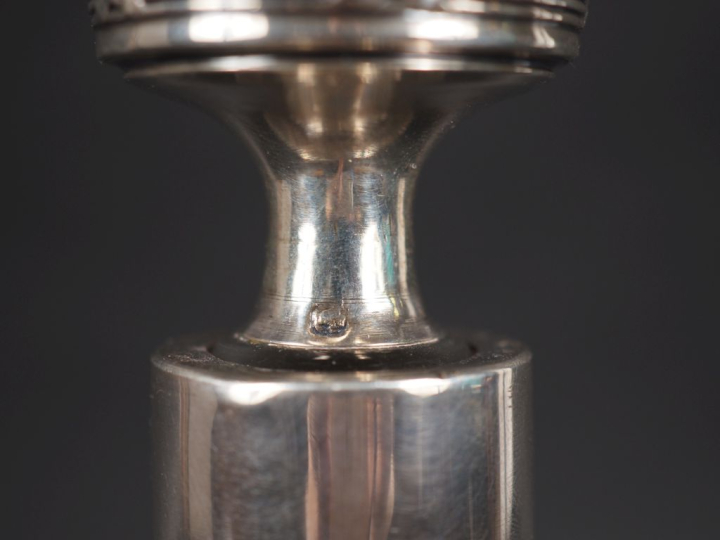 Flacon de style Louis XVI en verre ou cristal taillé et argent 925, po