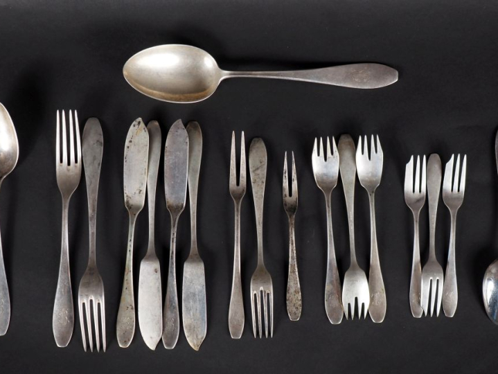 Partie de ménagère en argent étranger 800, à décor de monogramme. Comp