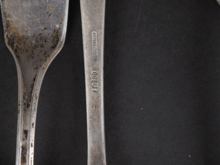 Partie de ménagère en argent étranger 800, à décor de monogramme. Comp