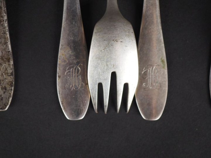 Partie de ménagère en argent étranger 800, à décor de monogramme. Comp