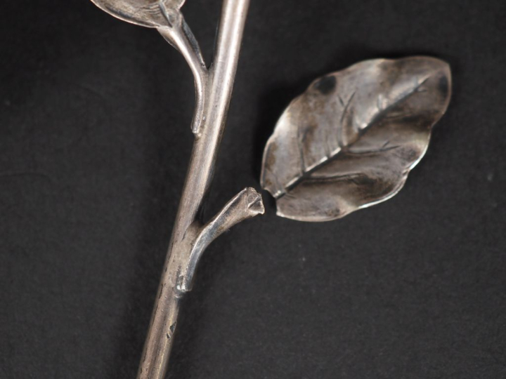 Ravissante paire de saupoudroirs en argent 800 en forme de fleur épano